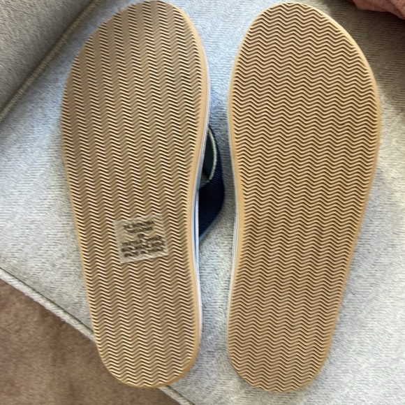 NWOT SZ 9 Sun + Stone men’s Navy Tan Faux Suede Flip Flops - Picture 3 of 5